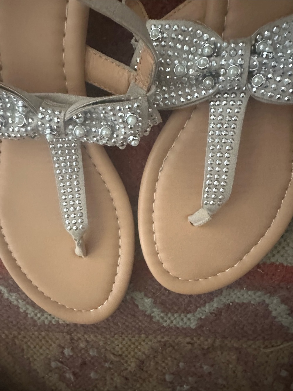 Ladies beige thong sandals with crystal and pearl bows by Dolce Mojo Moxy size 7 - Picture 2 of 15